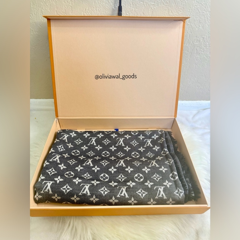 Louis Vuitton Black and White Monogram Shawl